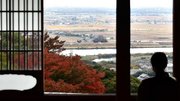 濃尾平野の眺めとともに紅葉を楽しめる対面の間からの景色＝海津市南濃町上野洞戸、行基寺