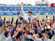 　優勝を果たし、ナインに胴上げされる関大・小田監督＝神宮