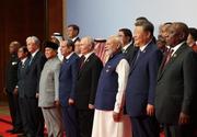 　１３日、インドの首都ニューデリーで、ＢＲＩＣＳ首脳会議２日目に参加したインドのモディ首相（前列右から３人目）、中国の習近平国家主席（同２人目）、ロシアのプーチン大統領（同４人目）ら（ロイター＝共同）