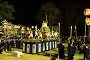 打ち納めで、大太鼓を勇壮に響かせる打ち手たち＝１９日午後１０時１４分、岐阜県飛騨市古川町壱之町