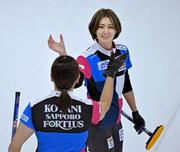 　プレーオフのロコ・ソラーレ戦、タッチを交わすフォルティウスの吉村＝稚内市みどりスポーツパーク