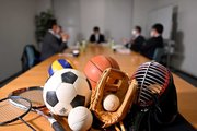 部活動の地域移行について本音で語り合う出席者＝岐阜新聞本社