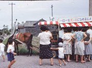 昭和３０年代ごろの「ロバのパン」の馬車。「ロバ」に子供たちは興味津々だった（渡辺さん提供）