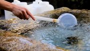 訪れる人はひしゃくで自噴水をタンクやボトルに入れる。耳を澄ますと水をすくう音も重なり趣がある=大垣市加賀野、加賀野八幡神社