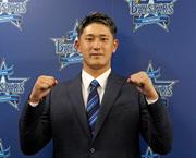 　契約交渉を終え、記者会見でポーズをとるＤｅＮＡの松尾＝２１日、横浜市