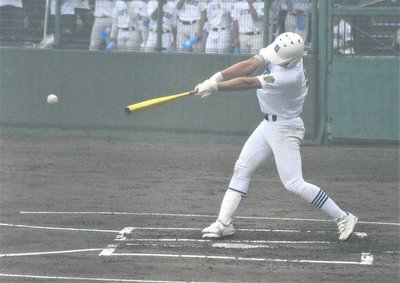 県岐阜商×土岐商=1回裏県岐阜商無死一、二塁、先制の右翼線二塁打を放つ國枝啓汰