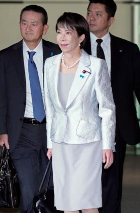 　首相官邸を出る高市首相＝２８日午前