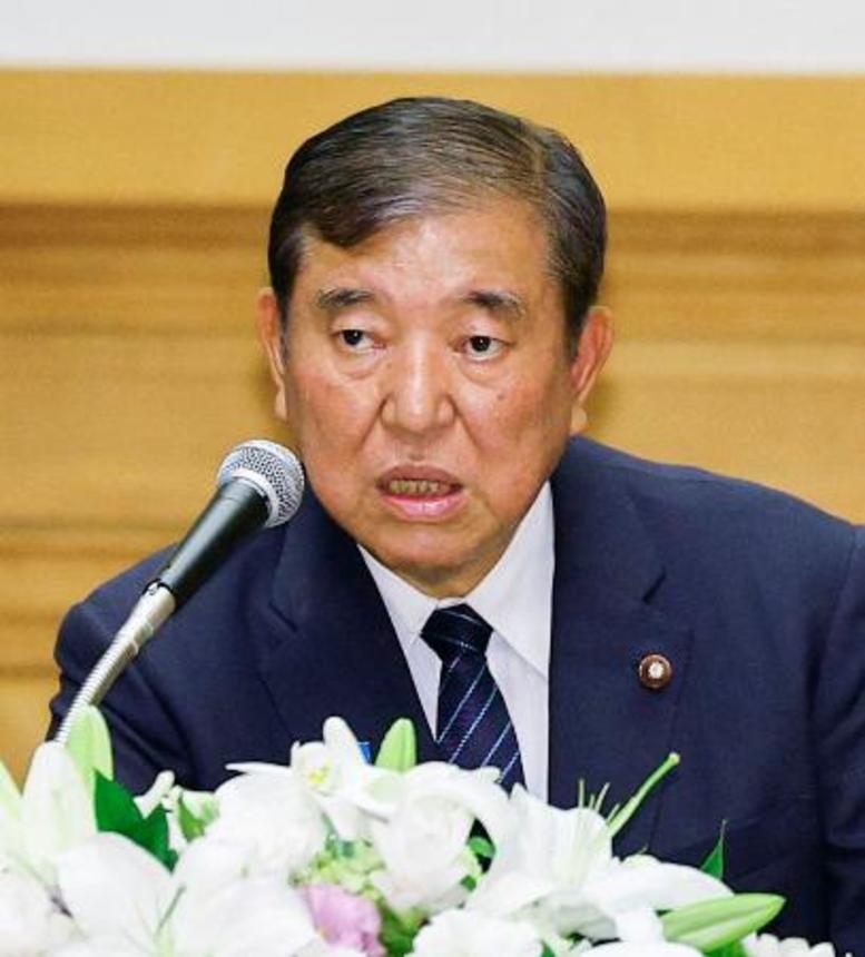 　長崎市で記者会見する石破首相＝９日午後