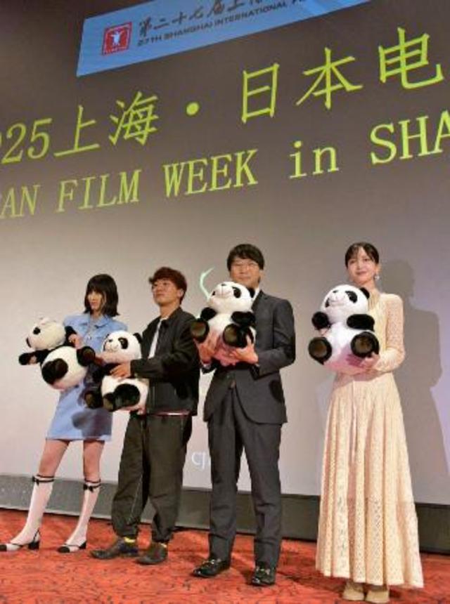 　日本映画週間の開幕式に出席した乃木坂４６の久保史緒里さん（右端）ら＝１５日、中国上海市（共同）