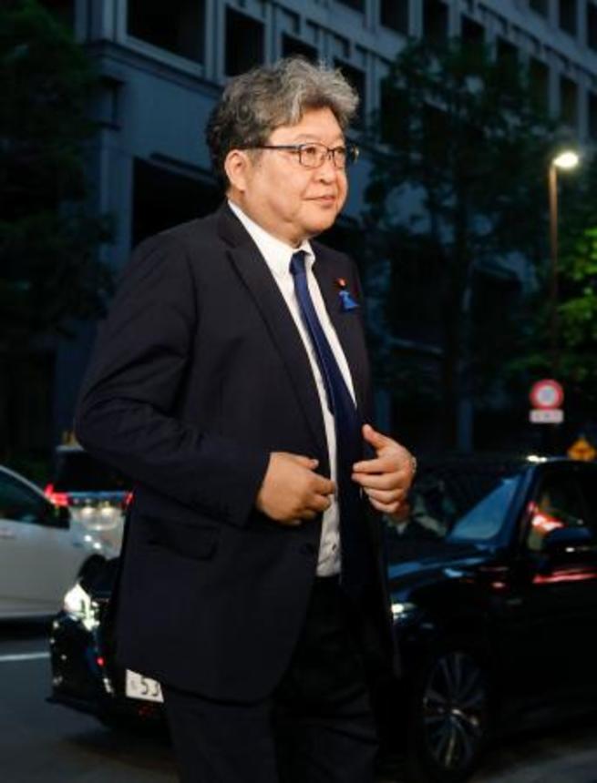 　安倍元首相をしのぶ会合に向かう、自民党の萩生田幹事長代行＝１５日夜、東京都千代田区