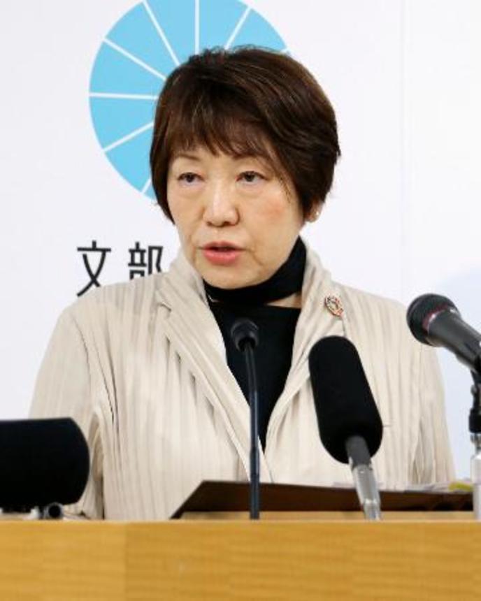 　閣議後に記者会見する阿部文科相＝１５日午前、文科省