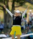 　通算１５アンダーで優勝しガッツポーズする桑木志帆＝福岡雷山ＧＣ