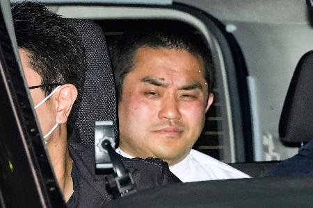 　警視庁本富士署を出る戸田佳孝容疑者＝７日午後１１時１５分
