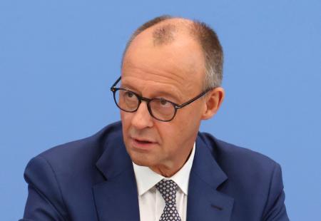 　１８日、ベルリンで記者会見するドイツのメルツ首相（共同）