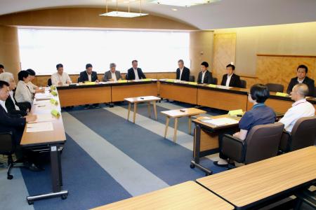 　静岡県伊東市議会が開いた、田久保真紀市長の学歴問題に関する百条委員会の初会合＝１１日午前