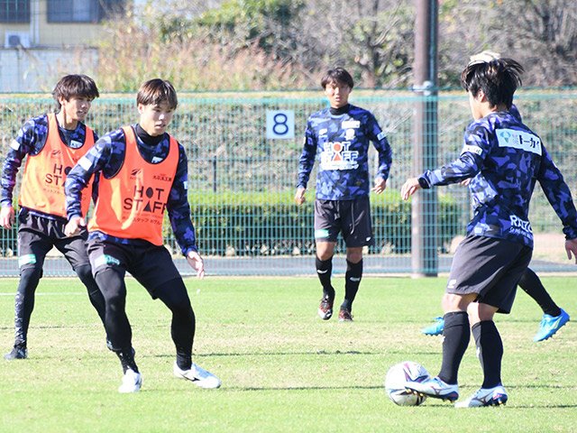 八戸戦に向けて調整するＦＣ岐阜の選手たち＝１７日、岐阜市北西部運動公園