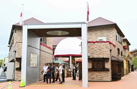 　オープンに向けて準備が進むネパール館＝１７日、大阪市此花区の夢洲