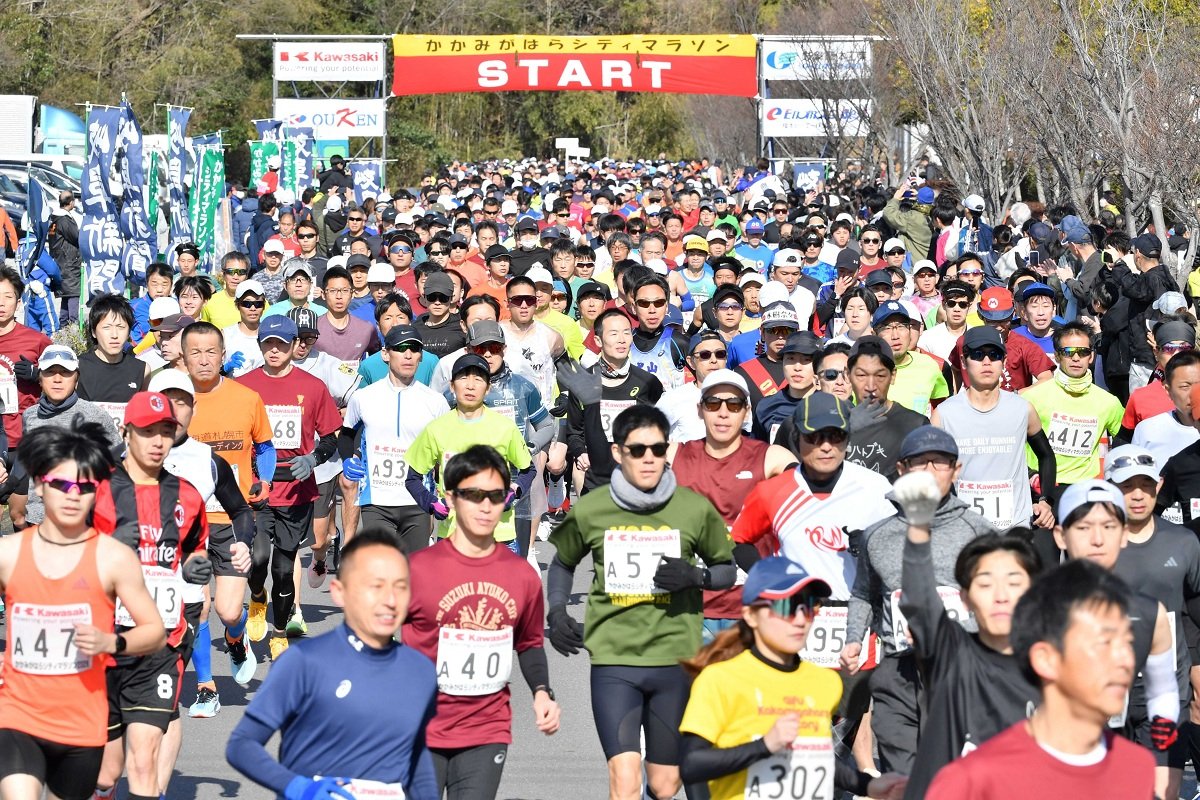 一斉にスタートするランナーたち＝８日午前９時３０分、各務原市下切町、川崎重工ホッケースタジアム前（撮影・坂井萌香）