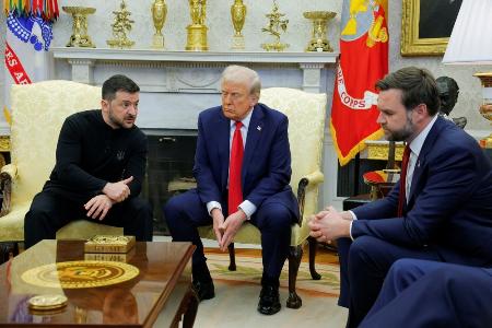 　トランプ米大統領（中央）との会談で、同席したバンス副大統領（右）と話すウクライナのゼレンスキー大統領＝２月２８日、米ホワイトハウス（ロイター＝共同）