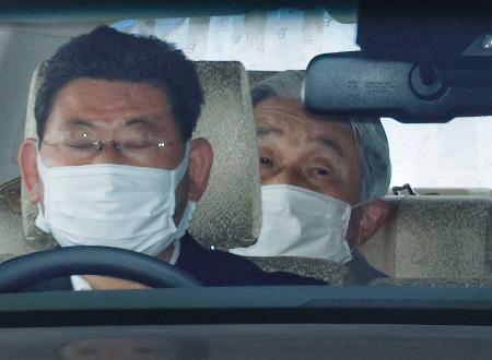　東大病院に向かわれる上皇さま＝１４日午後３時２９分、東京都文京区