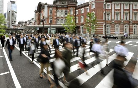 　ＪＲ東京駅前の出勤風景