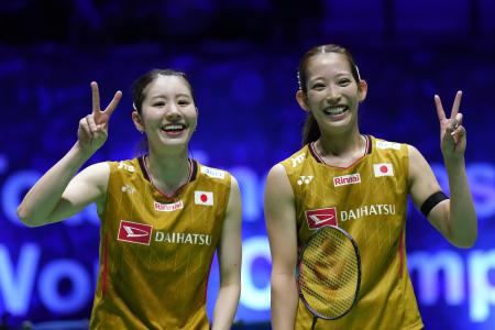 　バドミントン世界選手権の準々決勝で韓国ペアを下し、準決勝に進んだ志田千陽（左）、松山奈未組＝２９日（ＡＰ＝共同）