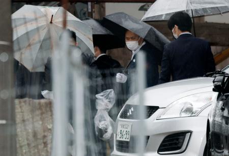 　安達結希さんの自宅周辺を調べる捜査員＝１５日午後５時３５分、京都府南丹市