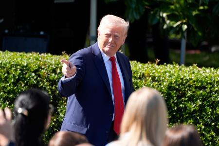 　２８日、米ホワイトハウスに姿を見せたトランプ大統領（ＡＰ＝共同）