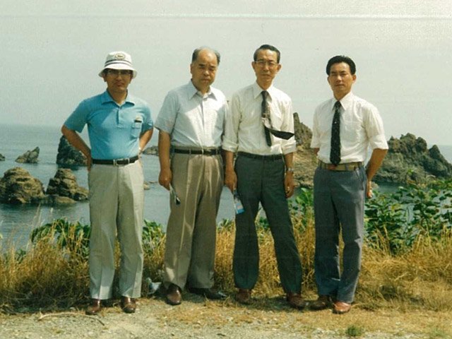 安福の獲得に成功した翌日の中丸輝彦さん（左端）ら調査団メンバー＝１９８１年６月、兵庫県（中丸さん提供）