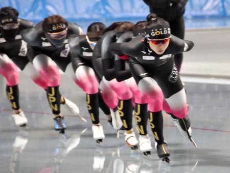 　「チーム・ゴールド」の練習で隊列の先頭を滑る、スピードスケート女子の高木美帆＝長野市エムウェーブ