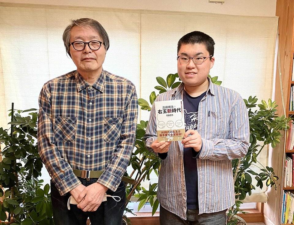 恩師の柴山芳之さん（左）に自著を贈る高田明浩さん＝２０２２年１１月、各務原市鵜沼朝日町、文聞分