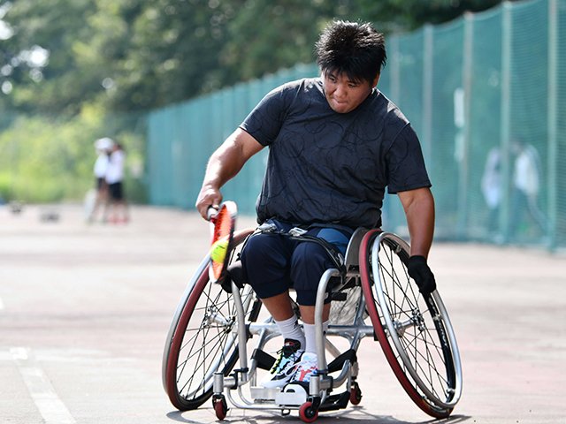 素早いチェアワークや力強いショットが勝敗を決める車いすテニス＝愛知県江南市、江南緑地公園