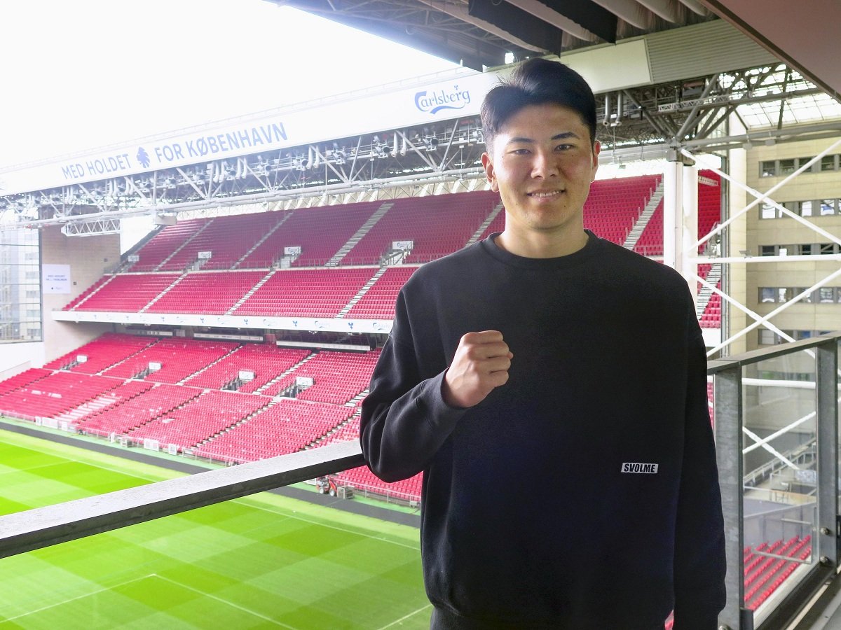 スタジアムでポーズをとるコペンハーゲンの鈴木淳之介＝今年４月、コペンハーゲン（共同）