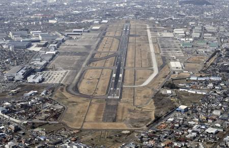 　航空自衛隊小牧基地（右）と愛知県営名古屋空港＝２０１７年３月