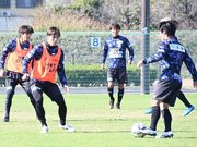 八戸戦に向けて調整するＦＣ岐阜の選手たち＝１７日、岐阜市北西部運動公園