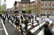 　ＪＲ東京駅前の出勤風景