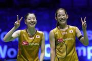 　バドミントン世界選手権の準々決勝で韓国ペアを下し、準決勝に進んだ志田千陽（左）、松山奈未組＝２９日（ＡＰ＝共同）