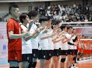 　手話で君が代を表現するバレーボール男子日本代表＝１７日、駒沢体育館