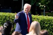 　２８日、米ホワイトハウスに姿を見せたトランプ大統領（ＡＰ＝共同）