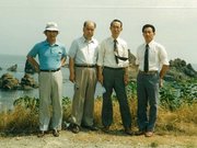 安福の獲得に成功した翌日の中丸輝彦さん（左端）ら調査団メンバー＝１９８１年６月、兵庫県（中丸さん提供）