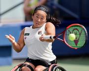 　車いすの部女子シングルス１回戦でプレーする上地結衣＝ニューヨーク（共同）