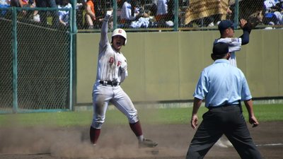 岐阜×美濃加茂＝８回二死満塁、走者一掃の三塁打を放ち、ガッツホーズする岩田＝プリニー