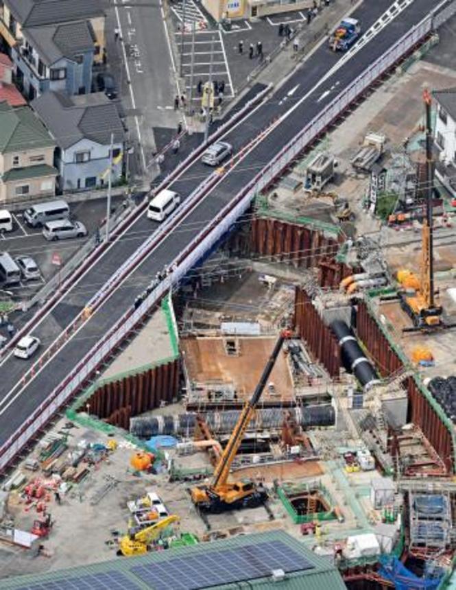 　県道５４号線を一部で再開した道路陥没事故現場＝１５日午前１０時すぎ、埼玉県八潮市（共同通信社ヘリから）