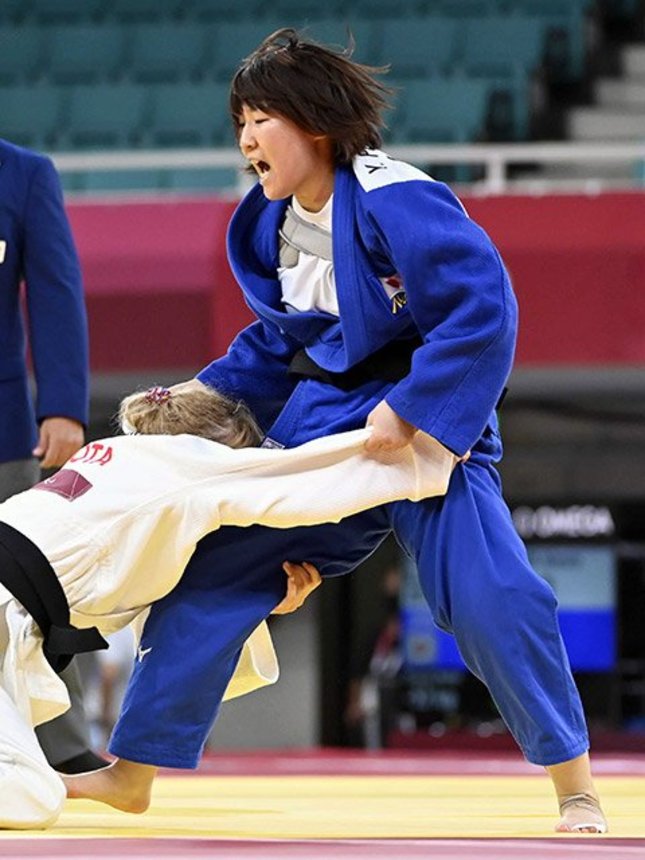 柔道女子５２キロ級（視覚障害）の３位決定戦で、アレシア・ステパニウクに闘志をむき出しにする藤原由衣＝日本武道館