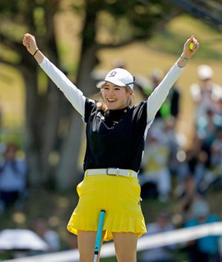 　通算１５アンダーで優勝しガッツポーズする桑木志帆＝福岡雷山ＧＣ