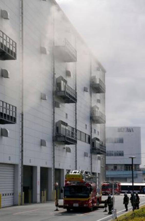 　煙が上がるインターネット通販大手アマゾンの倉庫＝１１日午後０時１５分、大阪府茨木市