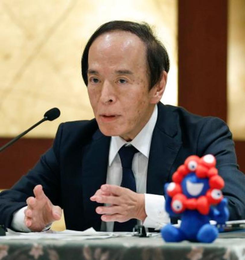 　地元経済団体との懇談会後、記者会見する日銀の植田総裁＝３日午後、大阪市北区