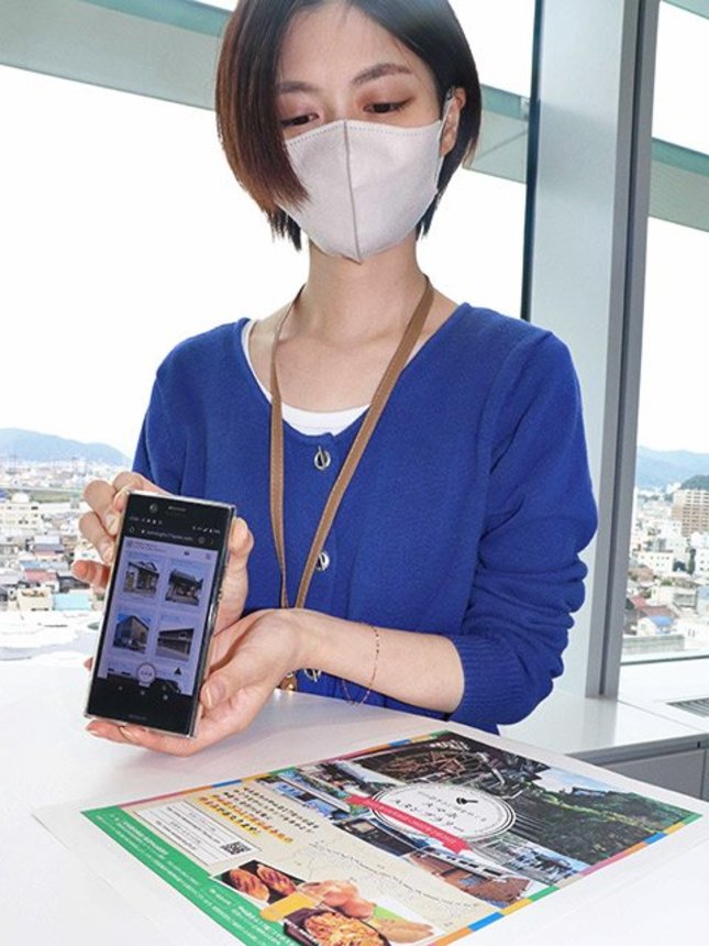 スマホスタンプラリーをＰＲする担当者＝岐阜市役所