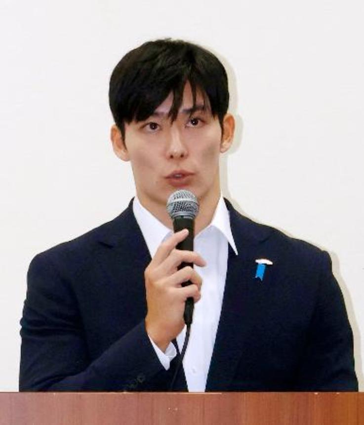 　使用済み核燃料の乾式貯蔵施設を巡り、記者会見で建設の事前了解を表明する福井県の石田嵩人知事＝２８日午後、福井県庁