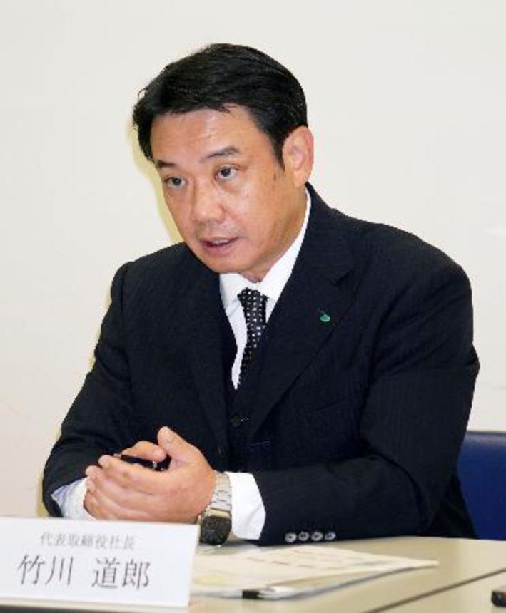 　中間決算について説明するゼンリンの竹川道郎社長＝２９日午後、北九州市